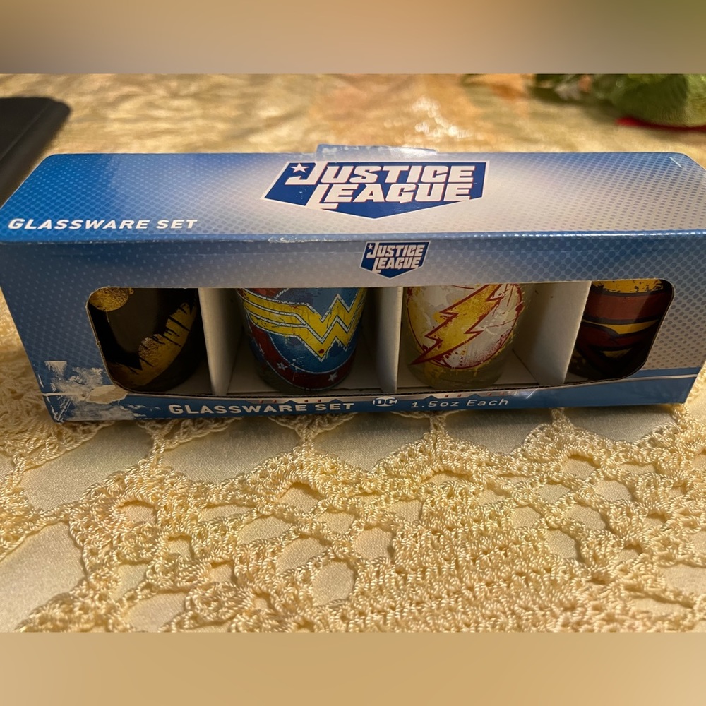 4 shot cup justice league set.